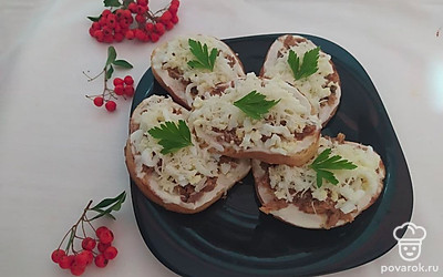 Подавайте бутерброды с консервированной сайрой, яйцом и чесноком свежеприготовленными, пока гренки не успели размякнуть от майонеза. Для подачи на праздничный стол можно выложить бутерброды на листья салата и украсить их сверху половинками маслин или оливок.