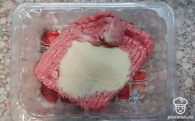 Добавляем в фарш манную крупу. Хорошо перемешиваем и даем настояться 5-10 минут, чтобы манка разбухла.