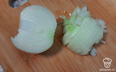 В это время мелко нарезаем лук, добавляем его к фаршу. Хорошо перемешиваем, не забываем посолить по вкусу.