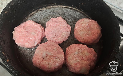 Из готового фарша формируем котлеты. Сковороду разогреваем, добавляем растительное масло и обжариваем котлеты до золотистой корочки. Подливаем немного воды, накрываем крышкой и доводим до готовности.