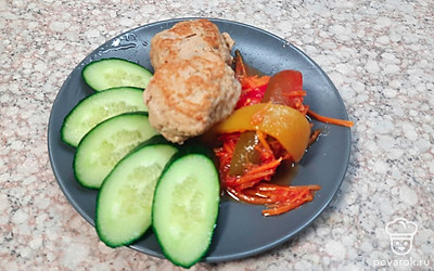 Подаем блюдо на стол вместе с овощами.