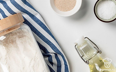 Подготовьте продукты для багета с растительным маслом. Подогрейте воду до 36-37 градусов.