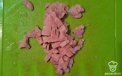 Куриное филе нарежьте небольшими кубиками.