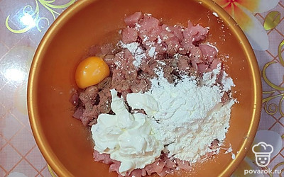 В глубокой посуде смешайте нарезанную куриную грудку с яйцом, сметаной и кукурузным крахмалом. Посолите, поперчите, оставьте мариноваться на 1 час.