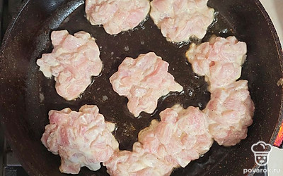 На разогретую сковороду с растительным маслом выложите ложкой получившийся фарш. Жарьте на среднем огне под крышкой 7 минут с каждой стороны, до золотистого цвета. 