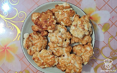 Готовые растрепки из куриной грудки подавайте к столу с любимым гарниром и овощами.