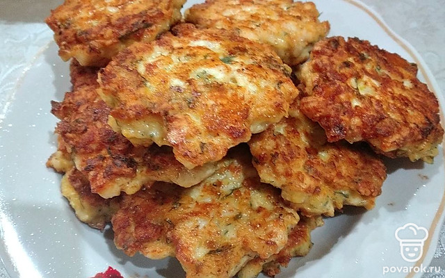 Нежные рубленые котлеты из грудки с сыром, сметаной и укропом — Рецепт с фото