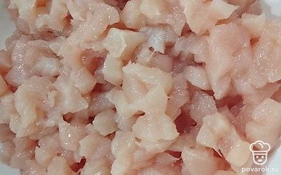 Грудку помойте, нарежьте мелкими кубиками.