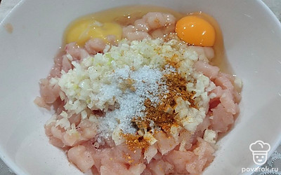 Добавьте нарезанный лук, яйца, соль, приправу. Перемешайте. 