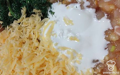 Приправьте тертым сыром, укропом, сметаной. Смешайте. Укроп можно брать замороженный. 