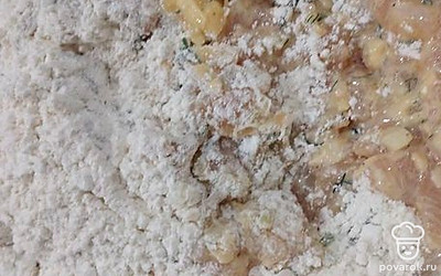 Введите муку, перемешайте. 