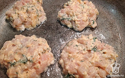Сковороду раскалите, влейте растительное масло. Выкладывайте полученный фарш ложкой и обжаривайте котлеты с двух сторон. 