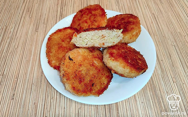 Котлеты из куриного фарша, капусты и картофеля на сковороде — Рецепт с фото