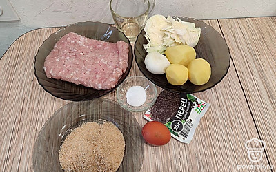 Подготовьте все необходимые ингредиенты. Картофель и лук очистите, промойте. Нарежьте немного капусты. 