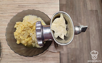 Картофель, лук и капусту пропустите через мясорубку.