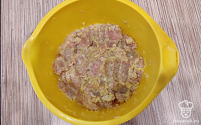 В глубокую емкость выложите куриный фарш. Перемешайте с овощами — луком, капустой и картофелем.