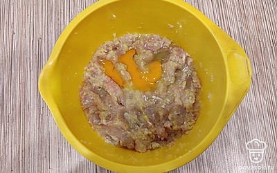 Вбейте 1 яйцо. 