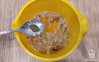 Поперчите по вкусу. Все хорошенько перемешайте до однородности.