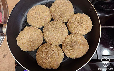 Сформируйте из фарша небольшие лепешки округлой формы. С двух сторон обваляйте котлетки в панировочных сухарях.
