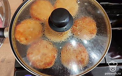 Выложите заготовки на смазанную подсолнечным маслом сковороду. Жарьте до золотистой корочки с двух сторон под закрытой крышкой.