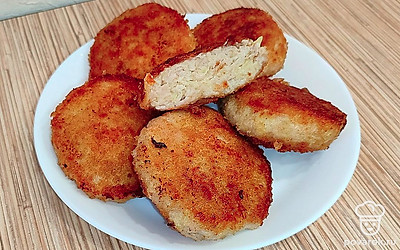 Подавайте котлеты горячими, с любимым гарниром. Можно сочетать с салатами или свежими овощами. 