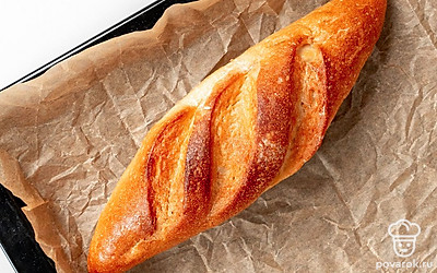 Запеките багеты с растительным маслом. Противень застелите бумагой, присыпьте мукой. Выложите багеты. Сверху ножом сделайте 4-5 диагональных надрезов, посыпьте мукой. Закройте полотенцем, оставьте так на час. Нагрейте духовку до 240 градусов. Стенки духовки окропите водой из разбрызгивателя для увлажнения. Поставьте запекаться багеты на 15-20 минут до появления золотистой корочки.