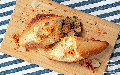 Дайте готовому багету остыть, разломайте произвольно руками и подайте к столу.