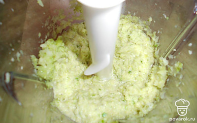 Капусту измельчите в кухонном комбайне. Можно воспользоваться мелкой теркой.