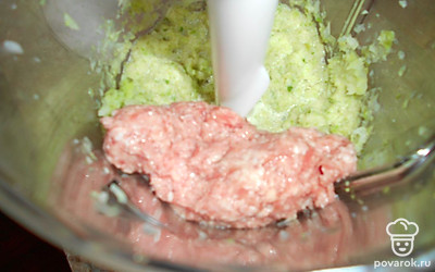 Добавьте к капусте фарш, поперчите, посолите.