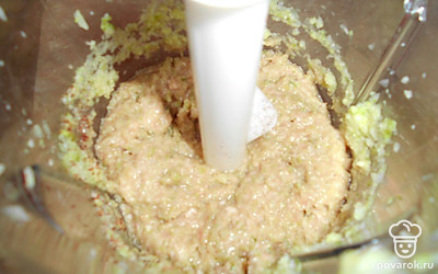 Вбейте яйцо, хорошо размешайте.