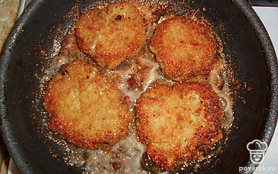 Сформируйте из фарша котлетки, обваляйте их в панировочных сухарях. Обжарьте с добавлением растительного масла с обеих сторон.