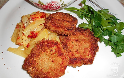 На гарнир можно подать жареный или запеченный картофель. Для котлет можно приготовить сметанный соус с чесоком и зеленью.