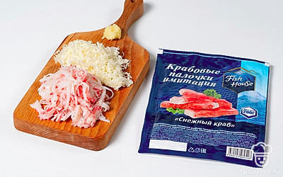 Натрите на терке крабовые палочки и сыр. Пропустите чеснок через пресс.