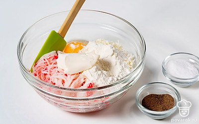 Смешайте в миске крабовые палочки, сыр, чеснок, яйцо, муку, майонез, соль и черный молотый перец.