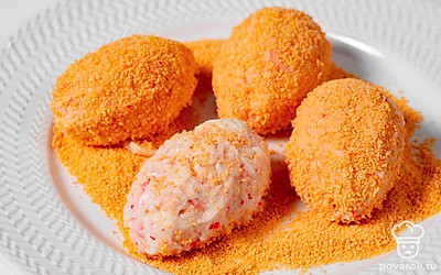 Сформируйте из фарша небольшие котлеты и обваляйте их в панировочных сухарях.