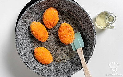 Разогрейте в сковороде растительное масло. Обжарьте котлеты по 3-4 минуты с каждой стороны на среднем огне.