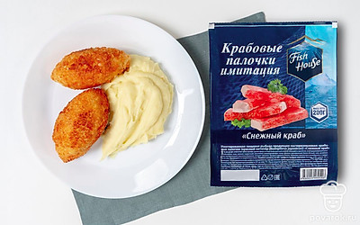 Подавайте котлеты из крабовых палочек с любым гарниром, например, с картофельным пюре.