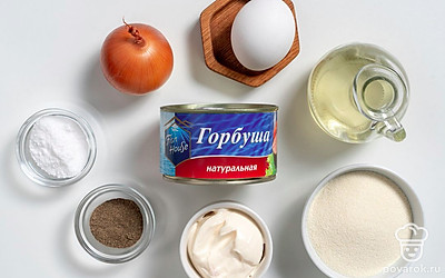 Помойте банку консервов, откройте, слейте сок. Помойте и почистите репчатый лук. Помойте и обсушите куриное яйцо.