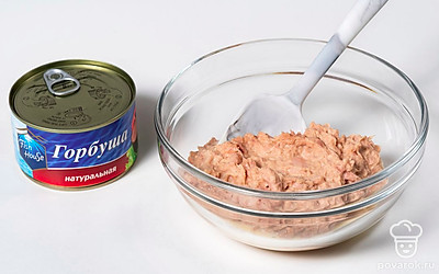 Переложите горбушу в миску. Уберите косточки, если они есть. Разомните горбушу вилкой. Добавьте майонез, куриное яйцо и перемешайте.