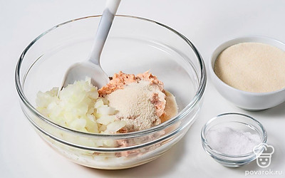 Мелко покрошите репчатый лук. Добавьте к рыбе лук, манную крупу, соль и перец. Хорошо все перемешайте. Оставьте на 10 минут, чтобы манка набухла.