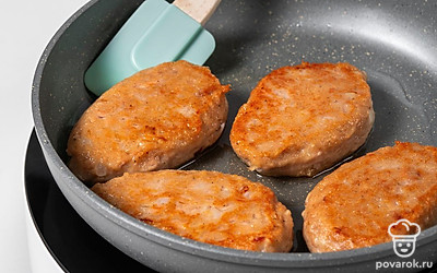 Разогрейте в сковороде растительное масло. Из рыбного фарша сформируйте небольшие котлеты. Обжарьте их на среднем огне по 4-5 минут с каждой стороны.
