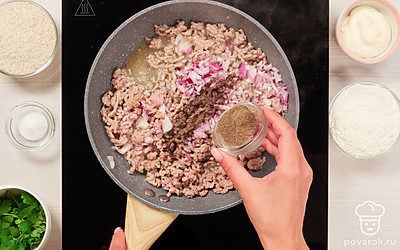 Приготовьте начинку. На сковороде разогрейте 1 ст. л. растительного масла и выложите на нее мясной фарш. Обжаривайте фарш на среднем огне, помешивая и разбивая лопаткой комочки, в течение 7-10 минут, затем добавьте к фаршу нарезанный лук, 0,5 ч. л. соли и черный молотый перец. Фарш с луком хорошо перемешайте и обжаривайте до готовности еще 7-10 минут.