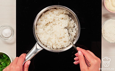 Отварите рис. В небольшую кастрюлю налейте 1 литр воды и поставьте на сильный огонь. Когда вода закипит, добавьте 0,5 ч. л. соли и высыпьте в воду рис. Варите рис до готовности, помешивая, в течение 10-15 минут. Затем готовый рис откиньте на дуршлаг и промойте холодной водой.