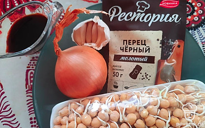 Подготовьте все ингредиенты. Почистите лук и чеснок.