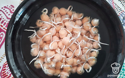 Нут у меня проросший, долго его замачивать не надо. Удалите лишнее, перебирая нут. Оставьте на 5 минут в воде.