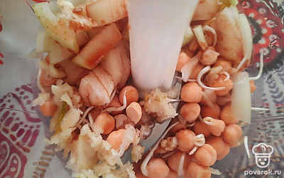 Нарежьте лук и чеснок, выложите в чашу блендера вместе с нутом. Влейте соевый соус, пробейте.