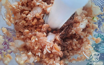 Посолите, поперчите и добавьте приправу карри.