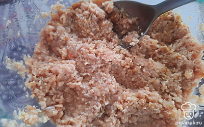Из получившего фарша, используя столовую ложку, сформируйте котлеты.