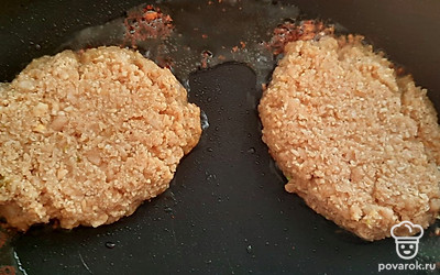 Обжарьте котлеты с двух сторон, не закрывая крышкой. Используйте подсолнечное масло для жарки.