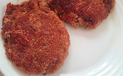 Выложите на тарелки.